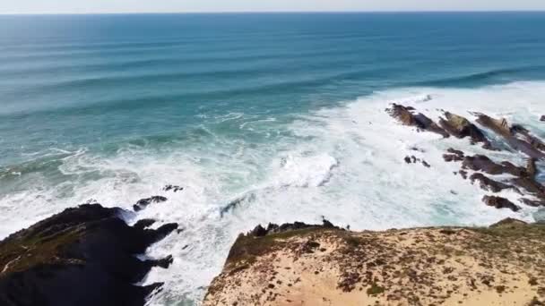 葡萄牙西海岸有沙滩和清澈的大西洋 轻柔的阳光温暖着沙滩 阿尔加夫地区 在海滩度假 4K视频 — 图库视频影像