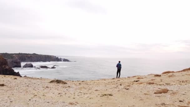 Чоловік Стоїть Краю Скелі Спостерігаючи Західним Узбережжям Португалії Місце Щоб — стокове відео