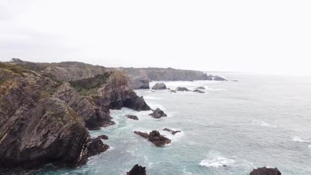 Ondas Colidem Com Promontórios Rochosos Costa Ocidental Portuguesa Dias Chuvosos — Vídeo de Stock