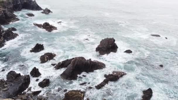 Хвилі Падають Скелясті Узбережжя Західного Португальського Узбережжя Дощові Дні Вид — стокове відео