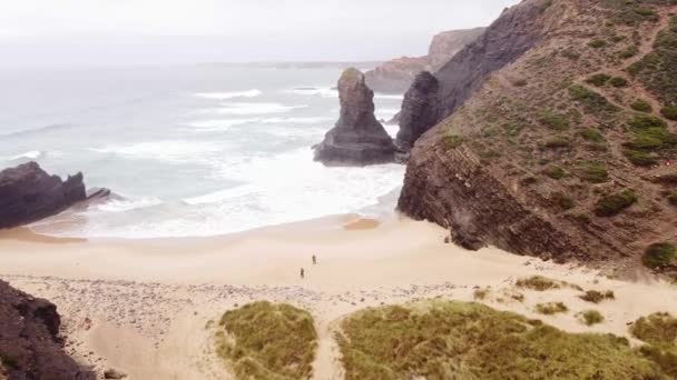 在葡萄牙阿尔加维的维拉多比斯波附近的普拉亚达曼泰加海滩上 有着令人叹为观止的悬崖 4K视频 — 图库视频影像