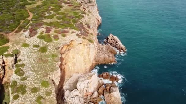 砂浜のあるポルトガル西海岸と 柔らかい光が砂を暖める澄んだ大西洋 アルガルヴェ地方 ビーチでの休日 4Kビデオ — ストック動画