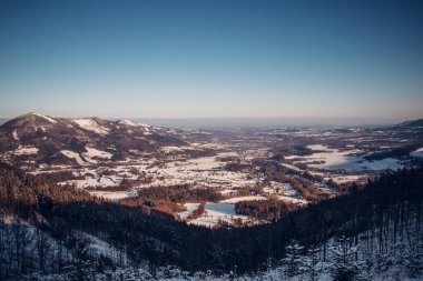 Karlı Beskydy Dağları, Çek Cumhuriyeti. Dokunulmamış doğaya geçit. Soğuk bir sabah.