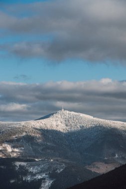 Beskydy Dağları 'nın en yüksek dağı Lysa Hora' daki radyo vericisinde günün dondurucu bir başlangıcı. Meteoroloji binasındaki buz tabakası. Hayata uyanmak.