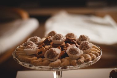 Büyük bir aile ziyafetine hazırlanıyorum. Arkadaşlarla öğle yemeği..