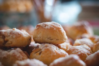 Arkadaşları memnun etmek için süzme peynir, elma ya da haşhaş tohumlarıyla dolu ev yapımı çörekler. Arkadaşlarla zaman geçirmek..