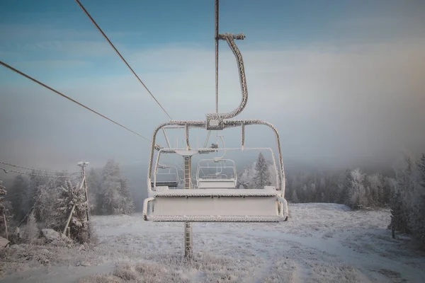位于芬兰武加提的滑雪场武加提山顶 日出在浓密的白雾中破晓 一个冻结的椅子的视图 斯堪的纳维亚冬季经历 — 图库照片