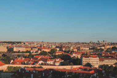 Prag 'ın eski bir kasabası, batan güneşin sıcak ışınları altında Çek Cumhuriyeti' nin başkentindeki tarihi binaların çatılarını aydınlatıyor. Prag 'ın merkezi..