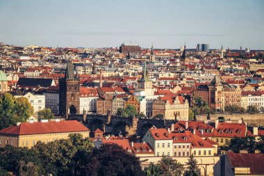 Prag 'ın eski bir kasabası, batan güneşin sıcak ışınları altında Çek Cumhuriyeti' nin başkentindeki tarihi binaların çatılarını aydınlatıyor. Prag 'ın merkezi..