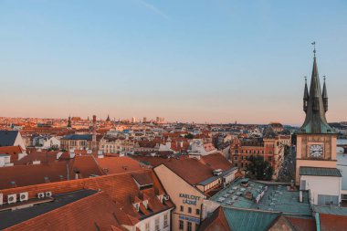 Prag 'ın eski bir kasabası, batan güneşin sıcak ışınları altında Çek Cumhuriyeti' nin başkentindeki tarihi binaların çatılarını aydınlatıyor. Prag 'ın merkezi..
