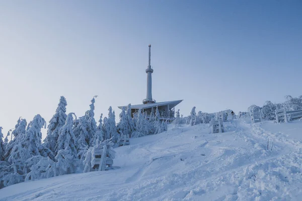 严寒的一天开始在Lysa Hora的无线电发射机上 那是别斯基底山脉的最高峰 气象站大楼上的冰壳醒来的生活 — 图库照片