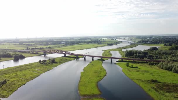 オランダ西部のツヴォーロール川に面したツヴォーレ鉄道橋の空中観測 牧草地の一部が浸水した ビデオ — ストック動画