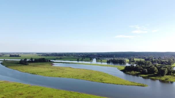 Zdjęcie Lotnicze Rzeki Rozlewającej Się Otaczającego Krajobrazu Tworzącej Unikalne Siedlisko — Wideo stockowe