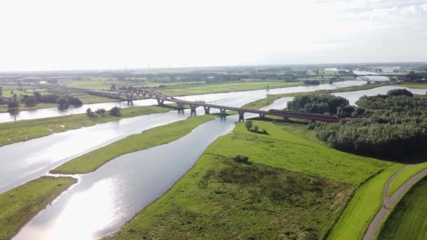 オランダの内陸に向かう途中の列車で 川を渡るツヴォール鉄道橋の空中撮影 オランダ西部のツォーロールを横断する鉄道 ビデオ — ストック動画
