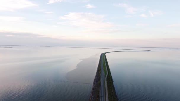 北海を横断し リュリュスタッドとミューチュウゼンの町を結ぶ建設された道路の空中観察 日没時の大気 技術的な進歩 ビデオ — ストック動画