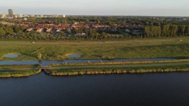 Genç gezgin, Hollanda 'nın paten üzerindeki güzelliğini keşfeder. Bir bisiklet yolu boyunca paten kaymak. Hız pateni bir seyahat aracı. 4k video