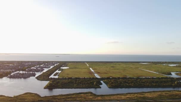 オランダのアルミアの自然の島々と日没の間の湖の空中撮影 ビデオ — ストック動画
