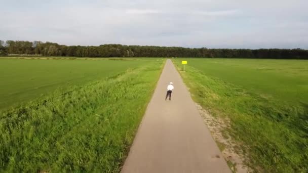 若い旅行者は ジェットスケートでオランダの美しさを発見します サイクルパスに沿ってローラーブレードします 旅行の手段としてのスピードスケート ビデオ — ストック動画