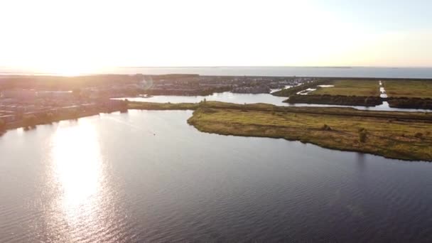 オランダのアルミア北部の自然の島々と家とアパートの間で分けられた湖の空中撮影 ビデオ — ストック動画