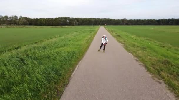 Młody Podróżnik Odkrywa Piękno Holandii Wrotkach Jazda Rolkach Ścieżce Rowerowej — Wideo stockowe