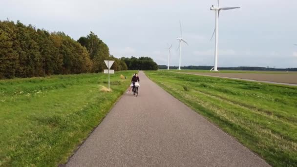年轻夫妇正在骑自行车 享受着他们的迷恋和在一起的快乐 作为一对夫妇旅行 阿尔默荷兰 4K视频 在空中拍到一对快乐的夫妇 — 图库视频影像