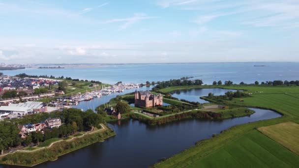 在阳光灿烂的日子里 空中拍摄了Muidenslot的照片 北海沿岸被水包围的城堡 4K视频 — 图库视频影像