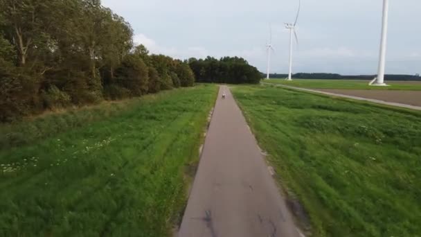Νεαρός Ταξιδιώτης Ανακαλύπτει Την Ομορφιά Της Ολλανδίας Πατίνια Rollerblading Κατά — Αρχείο Βίντεο
