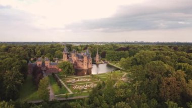 Günün son günlerinde Hollanda 'daki De Haar Kalesi' nin hava görüntüleri. Ortaçağ kalelerinin büyüsü. 4k video