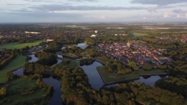 Hollanda 'nın tarihi Naarden kasabasında şafak söküyor. Kasabanın etrafında yıldız şeklinde kanallar var. Gün doğumu. 4k video