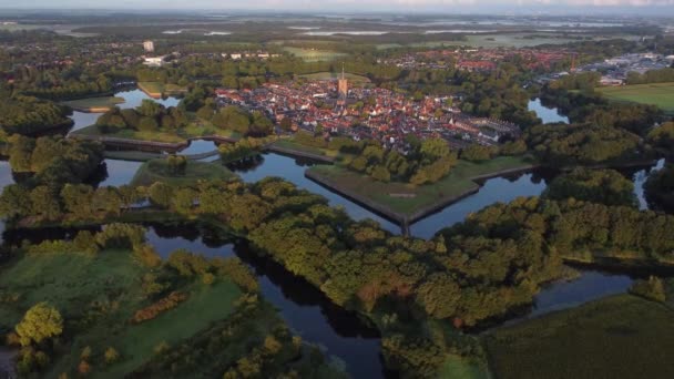 オランダのナーデンの歴史的な町の朝明け 町の周りの星型の運河 日が昇る ビデオ — ストック動画