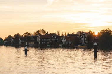 Amsterdam 'ın hemen dışındaki ünlü Hollanda köyü Zaanse Schans. Şahane eşsiz binalar. Peynir üretimi için tarihi turizm beldesi.