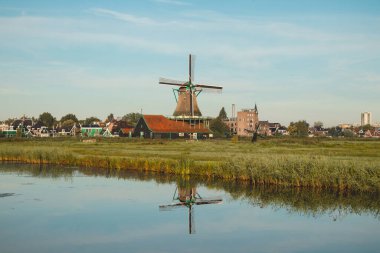 Ünlü turizm merkezi Zaanse Schans Hollanda 'nın batısında Amsterdam yakınlarındadır. Güneş doğarken tarihi, gerçekçi yel değirmenleri. Hollanda 'nın simgesi.