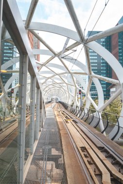 Den Haag 'daki modern tramvay istasyonu. İnsanların kafalarının üzerinden geçen beyaz sütunlardan oluşan bir tünel. Hollanda mimarisi. Toplu taşıma.