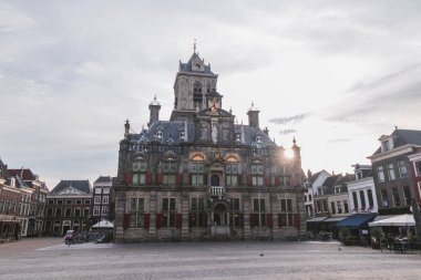 Hollanda 'nın ünlü Delft şehrinde tarihi binaları olan kraliyet meydanı. Hollanda anıtları.