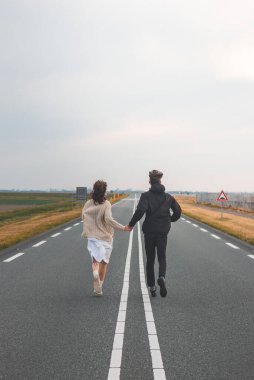 Genç çift gün batımında Hollanda, Almere 'de yeni maceralarla karşılaşmak için birlikte koşuyor..