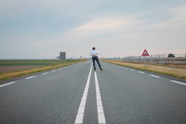 Dayanıklılık ve zindeliği arttırmak için Hollanda yollarında yakışıklı genç atletler. Genç bir adam istikrarı eğitir ve temiz havanın tadını çıkarır..