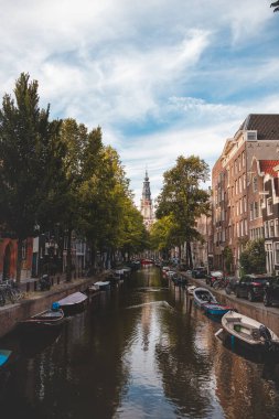 Günbatımı Hollanda 'nın başkenti Amsterdam' da bir su kanalı ve bitişik binaları aydınlatır. Kuzeyli Venedik.