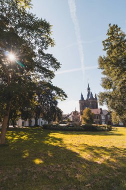 Zwolle, Hollanda, Batı Avrupa 'daki tarihi kale kapısı ve kulesi. Hollanda 'yı gezmek ve gezmek.