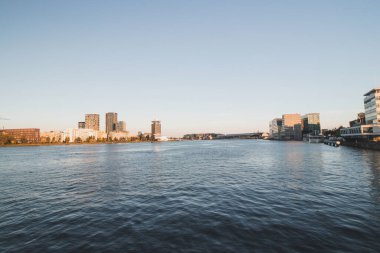 Yaz tatili boyunca parlak bir dolunayla Amsterdam 'da günün son günü. Hollanda 'nın başkenti..