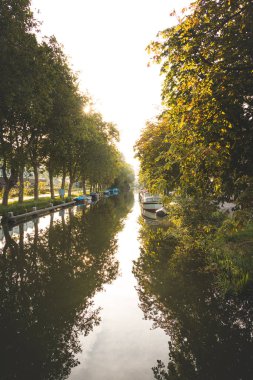 Ülkenin kızılötesi yapısını tamamlamak için bir su kanalı kullanarak şehirler arası ulaşım. Hollanda şehirler arası taşımacılık. Gönderme.