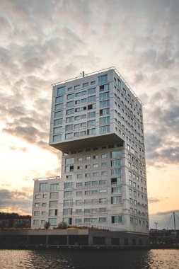 Hollanda 'nın Almere şehrinde gündoğumu sırasında gökdelen tasarımı. Hollanda Modern İnşaat.