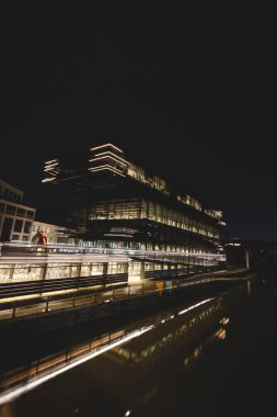 Gent 'li Sint Pietersplein' deki Onze Lieve Vrouwekerk Kilisesi. Belçika 'nın en ünlü tarihi merkezi. Şehir merkezinin gece yarısı aydınlanması