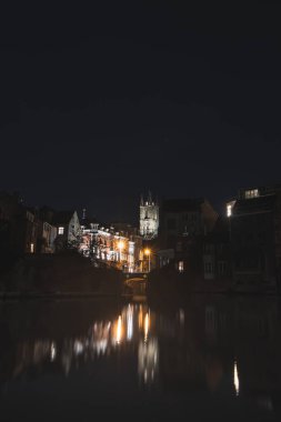 Gece boyunca Gent 'in tarihi bölgesinde Sint-Baafskathedraal. Gent 'in çan kulesi. Belçika 'nın en ünlü tarihi merkezi. Şehir merkezinin gece yarısı aydınlanması.