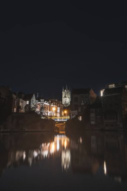 Gece boyunca Gent 'in tarihi bölgesinde Sint-Baafskathedraal. Gent 'in çan kulesi. Belçika 'nın en ünlü tarihi merkezi. Şehir merkezinin gece yarısı aydınlanması.