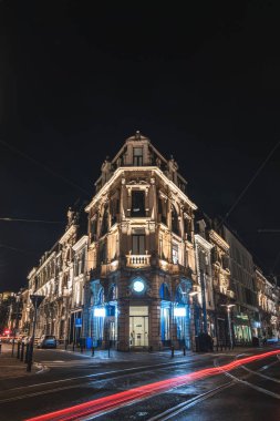 Karanlık bir gecede Gent 'in tarihi ve ortaçağ mimarisi. Lammerstraat 'taki renkli ışıklarla aydınlatılmış bina. Flanders bölgesi, Belçika. 