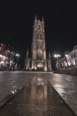 Gece boyunca Gent 'in tarihi bölgesinde Sint-Baafskathedraal. Gent 'in çan kulesi. Belçika 'nın en ünlü tarihi merkezi. Şehir merkezinin gece yarısı aydınlanması.