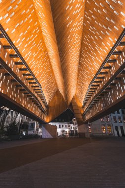Belçika 'nın Poeljemarkt Meydanı' ndaki Gent 'in göbeğindeki ünlü Stadshall binası. Turuncu ışıklarla aydınlatılmış.