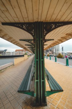 Blankenberge 'in merkezinde, Belçika sahilinde rahatlatıcı bir yer. Limana bakan yeşil banklar..