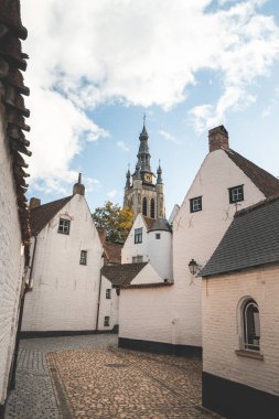 Kortrijk 'te Begijnhof' un tarihi merkezi ve arkasında Courtrai Çanı var. Beguenlerin bireysel ve / veya ortak evlerinin, evlerinin ve manastırlarının bir koleksiyonu.