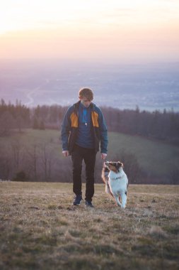 Genç bir Saynolojist, köpek eğitmeni dört ayaklı bir Avustralya çoban köpeğini eğitti. Köpek ve insan arasındaki aşk..